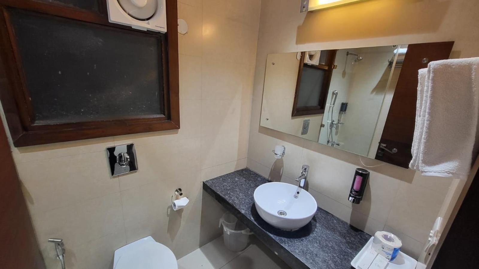 Uds Villa Scandinavian B&B - Next To Vfs Yeni Delhi Dış mekan fotoğraf