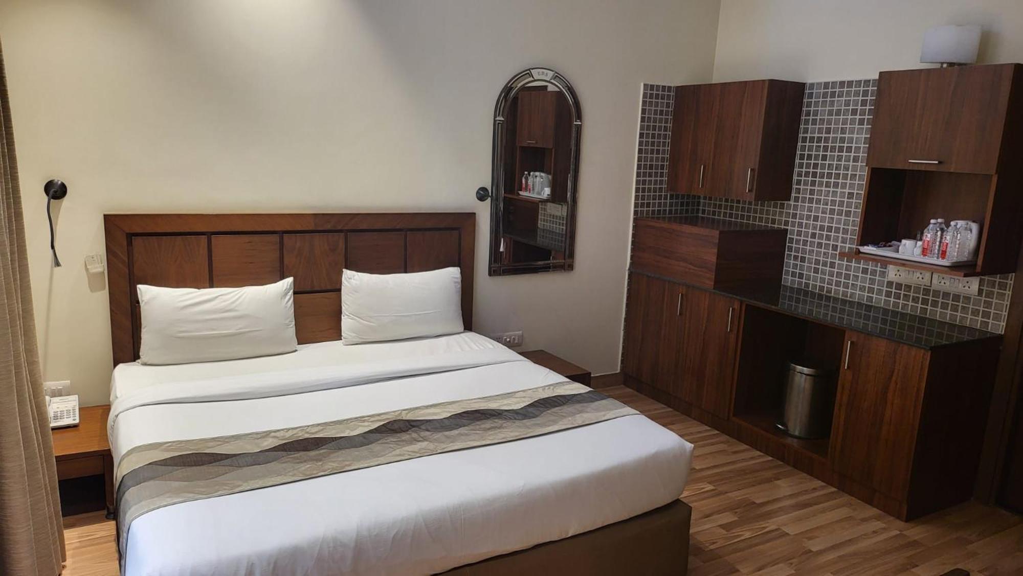 Uds Villa Scandinavian B&B - Next To Vfs Yeni Delhi Dış mekan fotoğraf