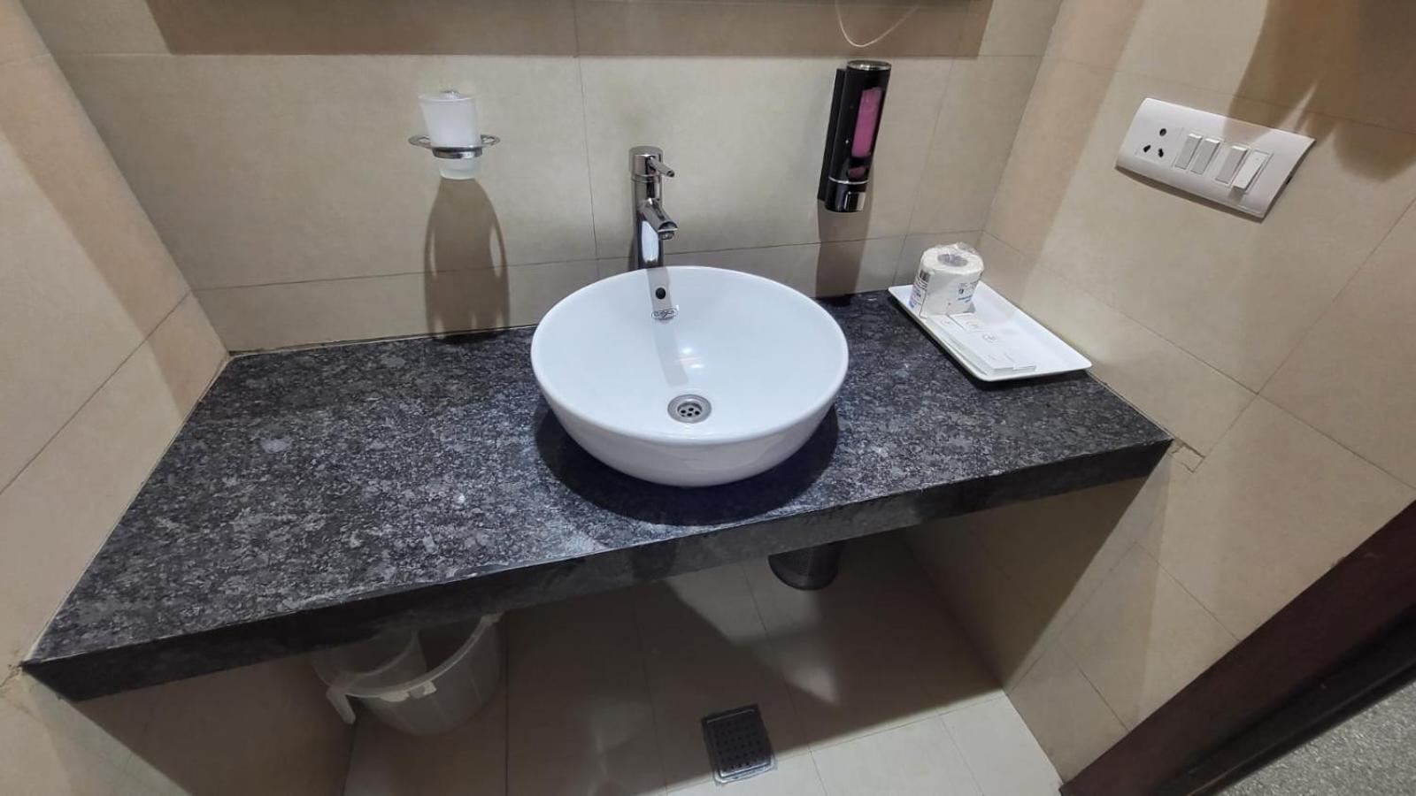 Uds Villa Scandinavian B&B - Next To Vfs Yeni Delhi Dış mekan fotoğraf